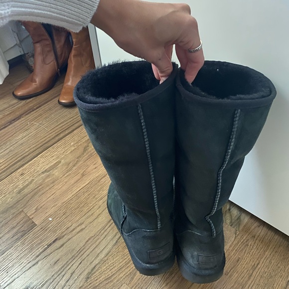 Like new Uggs - Picture 2 of 4